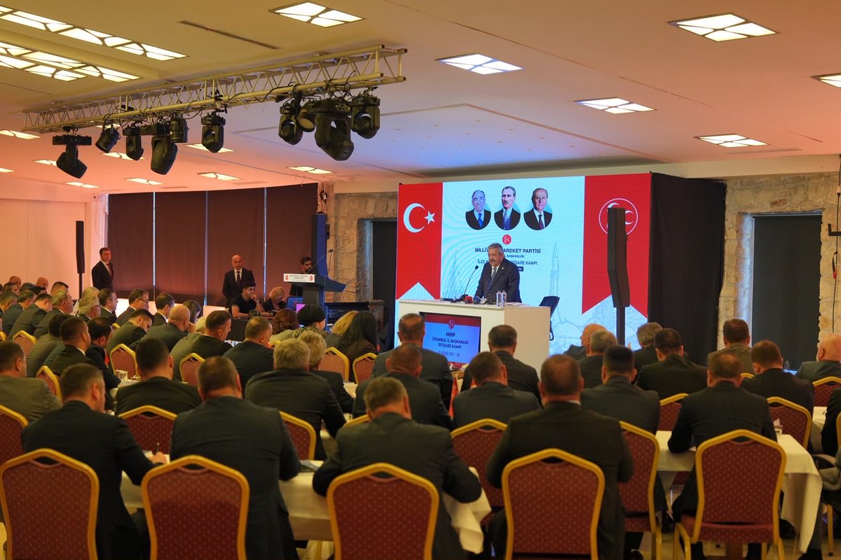 YildizFeti's tweet photo. Tekrar tekrar yazacağız.!.
Her zeminde anlatmaya devam edeceğiz…..
Kamuoyunda çerçeve yasa olarak bilinen Milli Dayanışma ve Toplumsal Bütünleşmenin Güçlendirilmesine Dair Kanun
Teklifi 367 milletvekilinin imzası ile TBMM Başkanlığına sunulmuş,
467 milletvekilinin oyuyla
10 Ağustos 2026’da kabul edilerek kanunlaşmıştır. 
Yüksek bir temsille kurulan,her görüşün temsil edildiği 21 kez toplanan Milli Dayanışma Kardeşlik ve Demokrasi Komisyonunda oluşan, ülke ve millet çıkarlarını önceleyen anlayış kanunun çok yüksek bir oyla kabul edilmesini sağlamıştır.
Rekor oyla kabul edilen kanunun amacı her normal insanın anlayacağı kadar açıktır.

1-PKK/KCK terör örgütünün ve bununla bağlantılı her türlü oluşumun fiili varlığına son verilmesi.
2-Örgütün kontrolü altında bulunan her türlü silah ve mühimmatı teslim etmesi.
3-Silah ve mühimmatın tesliminin güvenlik kurumlarınca tespiti.
4-Örgütün fiili varlığına son verdiğine, silah ve mühimmatın teslim edildiğine ilişkin tespitlerin teyidine dair Milli Güvenlik Kurulu kararının alınması ve bu kararın Resmi Gazetede yayımlanması.
5-Resmi Gazetede yayımlanmayı takiben yürütülen soruşturma ve kovuşturmalar ile mahkumiyet hükümlerinin ertelenmesi amaçlanmıştır.

Bu kanunun istisnaları:
1–1 Haziran 2005'ten önce işlenmiş ve ağırlaştırılmış müebbet ile müebbet hapis cezasını gerektiren suçların failleri bu suçlardan haklarında mahkumiyet olmasa bile kanundan yararlanamaz. 
2–Failin kanun kapsamına dahil olmaması için yani istisna tutulması için hakkında soruşturma veya kovuşturmanın bulunması yeterlidir.
3–Örgüt faaliyeti çerçevesinde işlenen kasten öldürme suçları herhangi bir zaman sınırına tabi olmaksızın istisnalar kapsamındadır. 
Burada da kesinleşmiş mahkumiyet kararının bulunması şart değildir.
Faillerle ilgili  soruşturma veya kovuşturmaya başlanmış olması yeterlidir.

Soruşturma ve kovuşturmaların ertelenmesi:
1–Örgütün fiili varlığına son verdiğinin ve kontrolü altında bulunan her türlü silah ve mühimmatı teslim ettiğinin güvenlik kurumlarınca tespiti ve bu tespitin teyidine dair Milli Güvenlik Kurulu Kararının Resmî Gazete’de yayımlanmış olması koşuluyla, 

örgüt faaliyeti çerçevesinde işlenen kasten öldürme suçu ile 1/6/2005 tarihinden önce işlenen müebbet hapis veya ağırlaştırılmış müebbet hapis cezasını gerektiren suçlardan dolayı yürütülen soruşturma ve kovuşturmalar hariç olmak üzere, 

1 inci madde kapsamına giren ve üst sınırı onbeş yıl veya daha az cezayı gerektiren suçlardan dolayı yürütülen soruşturma ve kovuşturmalar beş yıl, 
2–Onbeş yıldan fazla hapis cezası ile müebbet hapis veya ağırlaştırılmış müebbet hapis cezasını gerektiren suçlardan dolayı yürütülen soruşturma ve kovuşturmalar on yıl süreyle ertelenir. 
3–Erteleme süresi içinde dava zamanaşımı işlemez. 
4–Bu suçlarla ilgili dosya ve suçun ispatına yarayan deliller, erteleme kararının verildiği tarihten itibaren erteleme süresince muhafaza edilir. Müsadereye konu eşya ve malvarlığı değerleri hakkında erteleme kararıyla birlikte tasfiye kararı verilir ve Hazineye irat kaydedilir. Karar, kanun yollarına başvurma hakkı bulunanlara tebliğ edilir. Kararda başvuru ve itiraz hakkı ile süresi ve mercii gösterilir.

A-Kanun mahkûmiyet hükümlerini ortadan kaldıran,
suçların hukuki niteliğini değiştiren veya ceza sorumluluğunu sona erdiren bir düzenleme niteliğinde değildir.
B-Devam eden soruşturma ve kovuşturma süreçleri ile kesinleşmiş mahkûmiyet hükümleri bütün hukuki sonuçlarıyla varlığını korumakta;
C-Suçun vasfına, mahkûmiyet kararına veya ceza sorumluluğuna ilişkin herhangi bir değişiklik yapılmamıştır.
Bu yönüyle kanun,hukuki niteliği itibarıyla ceza adalet sistemi ile infaz hukukuna ilişkin sınırlı ve koşullu bir kanuni düzenleme niteliği taşımaktadır.
