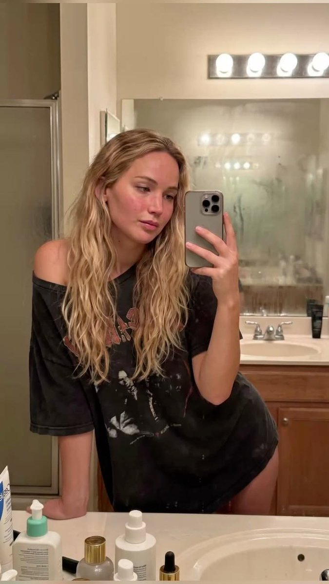JenniferLejr's tweet photo. Good morning, beautiful souls. 🌹
Sending you a kiss with your morning sunshine. Catch it if you can… 💋☀️@jenLawrence327 https://t.co/rcDUADV5HV