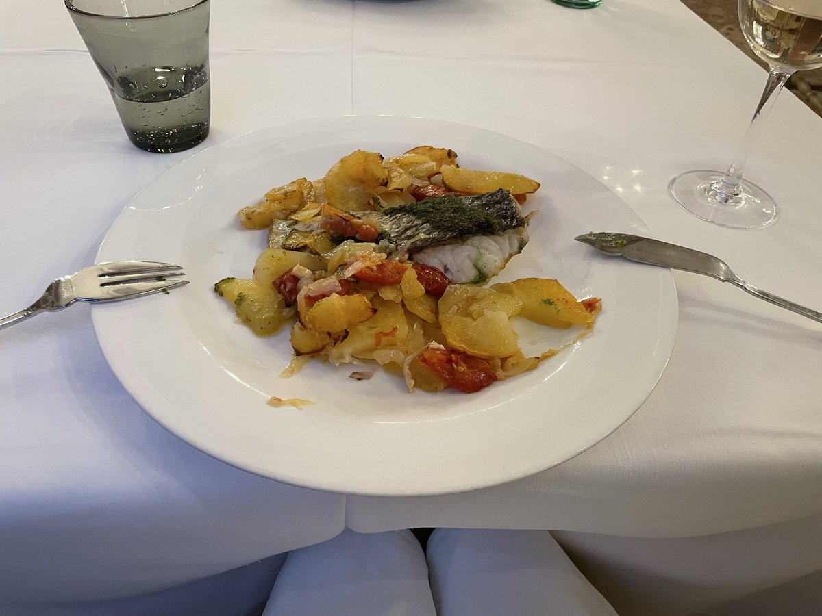 OshimaMemo's tweet photo. ホテル🏨に併設されてるダリが訪れたというレストラン🍽️に1人で訪れたら、スタッフの人に「えっ、1人？」って反応された😭

予約済みだからそのまま入ったけど、確かに2人以上で行くような雰囲気のレストランで反省。
#Cataluña https://t.co/fUJ3Hd7p2b