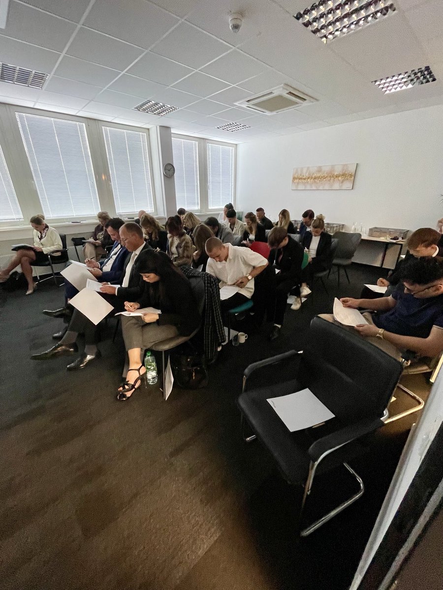 StevenSowa7's tweet photo. Gestern wurde fleißig in der Firmenzentrale in Eschborn für die Zertifizierung gepaukt. https://t.co/PGgyZ8UCQa