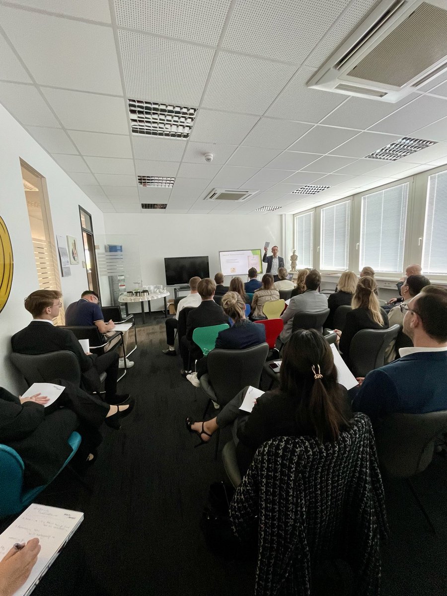 StevenSowa7's tweet photo. Gestern wurde fleißig in der Firmenzentrale in Eschborn für die Zertifizierung gepaukt. https://t.co/PGgyZ8UCQa