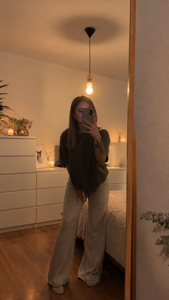 Veloura06_'s tweet photo. Guten Morgen, meine kleinen Geldsklaven. 👑🖤
Heute wird online geshoppt. 🛍️💎
Mal sehen, wer von euch dafür sorgen möchte, dass mein Warenkorb nicht leer bleibt. 😈 https://t.co/jaULyPtENe