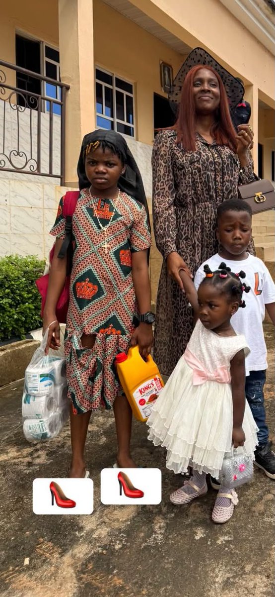 Benking443's tweet photo. Tell what you noticed from these pictures. 💔💔

Why are a lot of Igbo women like this. https://t.co/yxxVw3E03A