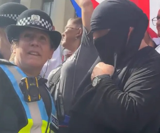 Hells4Heroes's tweet photo. Man arrested and charged for concealing his identity by wearing a Burka, while literally opposite a Stand Up To Racism (SUTR) IMO, male counter protester also wearing a Burka was not arrested.

The very definition of #TwoTierPolicing https://t.co/V8j0ZZzvBT