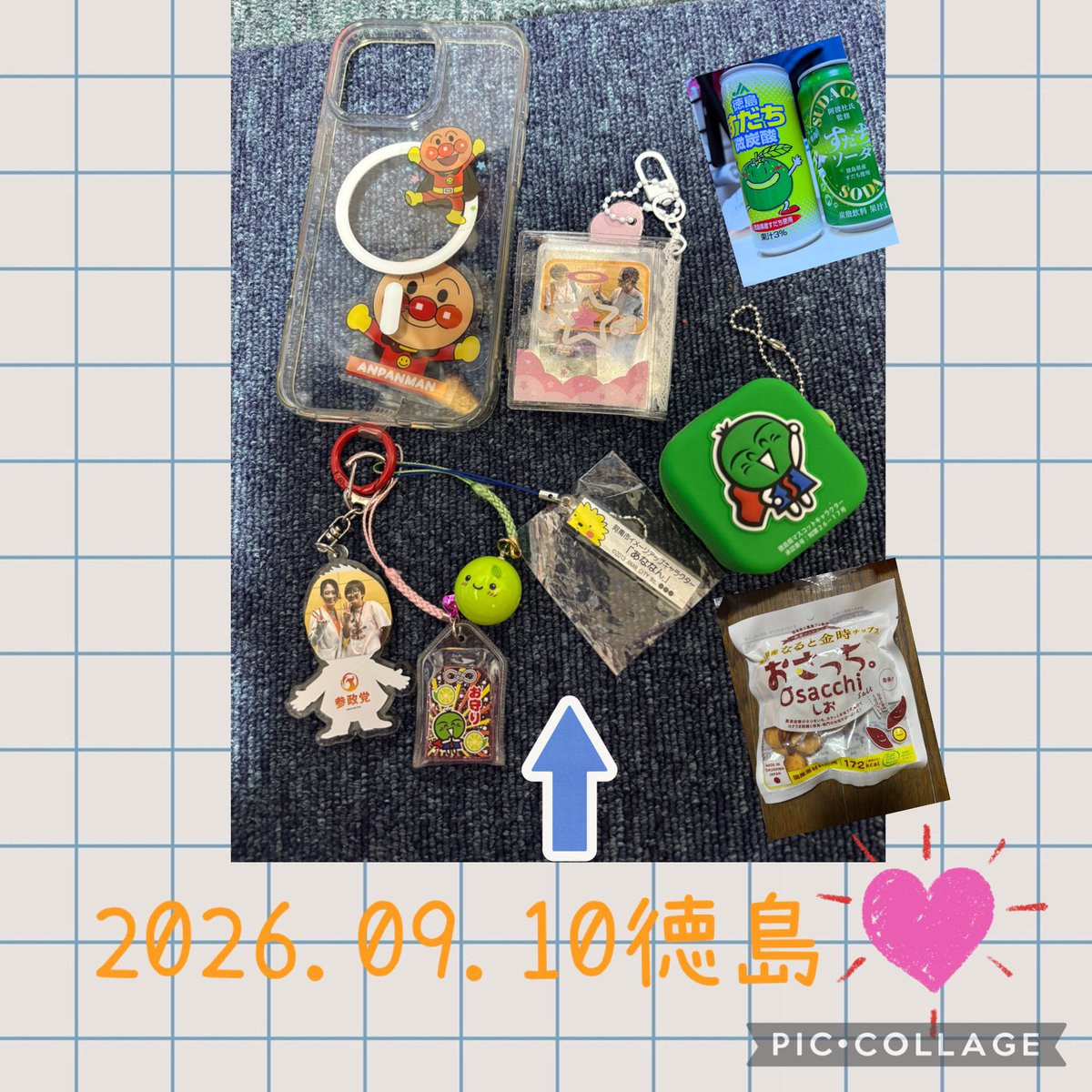 hitomi71982's tweet photo. 🟧今日はアクリルキーホルダーの神谷さんの頭の後ろにシールを貼りました😳
🟧Seriaで推しグッズの買ってきて、中にツーショットシールを入れました😆
🟧載せてないけどオリジナルキーホルダーも🙄

2026.9.10
記念にすだちくんのガチャガチャをして、軽く自分へのお土産も買いました https://t.co/MEmt8ef2If