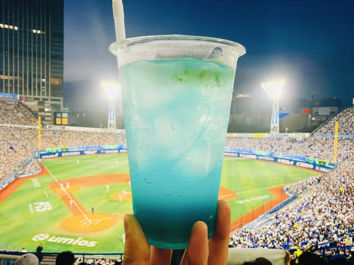 baystanium's tweet photo. 東京ドームでイチロー
からの
\⭐️横浜優勝⭐️/

初回からグラスラでアツすぎた🙌
俺の生きる道の油そばも給油。美味でした🍜 https://t.co/WjcwdcD4lj
