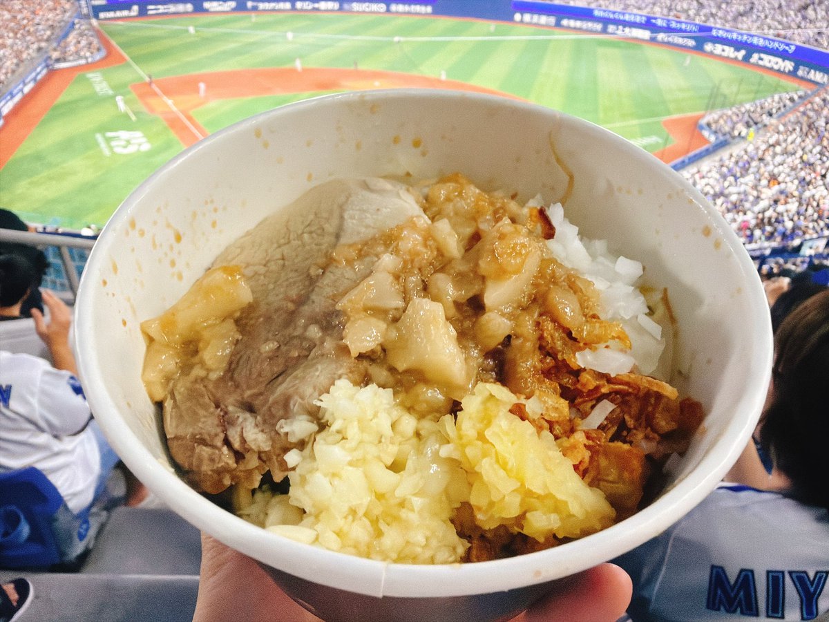 baystanium's tweet photo. 東京ドームでイチロー
からの
\⭐️横浜優勝⭐️/

初回からグラスラでアツすぎた🙌
俺の生きる道の油そばも給油。美味でした🍜 https://t.co/WjcwdcD4lj