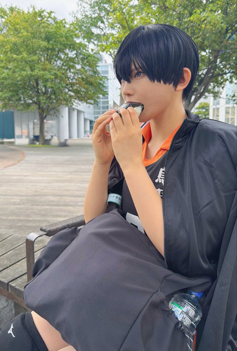 cos_tit9's tweet photo. おにぎり食べながら目に焼き付けている姿がこちら
（この写真に写っていたレイヤー様方はプライバシーの保護の為クリーンアップさせていただいてます）

📸▶︎@Japancos_riai 

 #シンサツコス  #シンサツコス4 https://t.co/7P8vH6VFb3