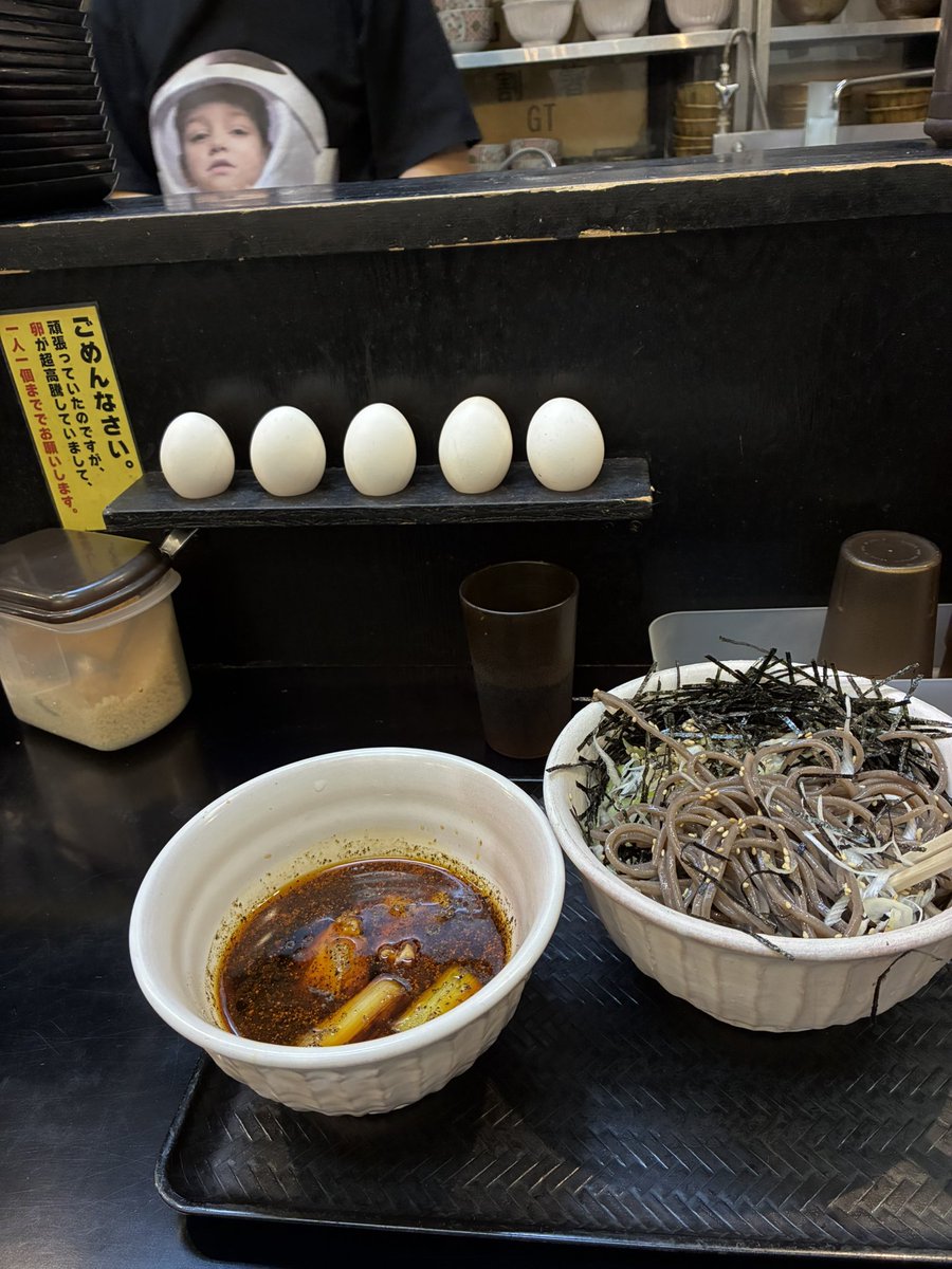 GTV_mh's tweet photo. この上京、バカみたいに麺食ってる
①2丁目博多天神
②またもや龍の家でつけ麺モツ、替玉ならぬ麺の追加ができるって
③新橋のなぜ蕎麦にラー油を入れるのか、啜る度にむせそうになる、嫌いじゃないけど
④空港で食べればいいのに品川で立ち食い https://t.co/aaW2iWPdVJ