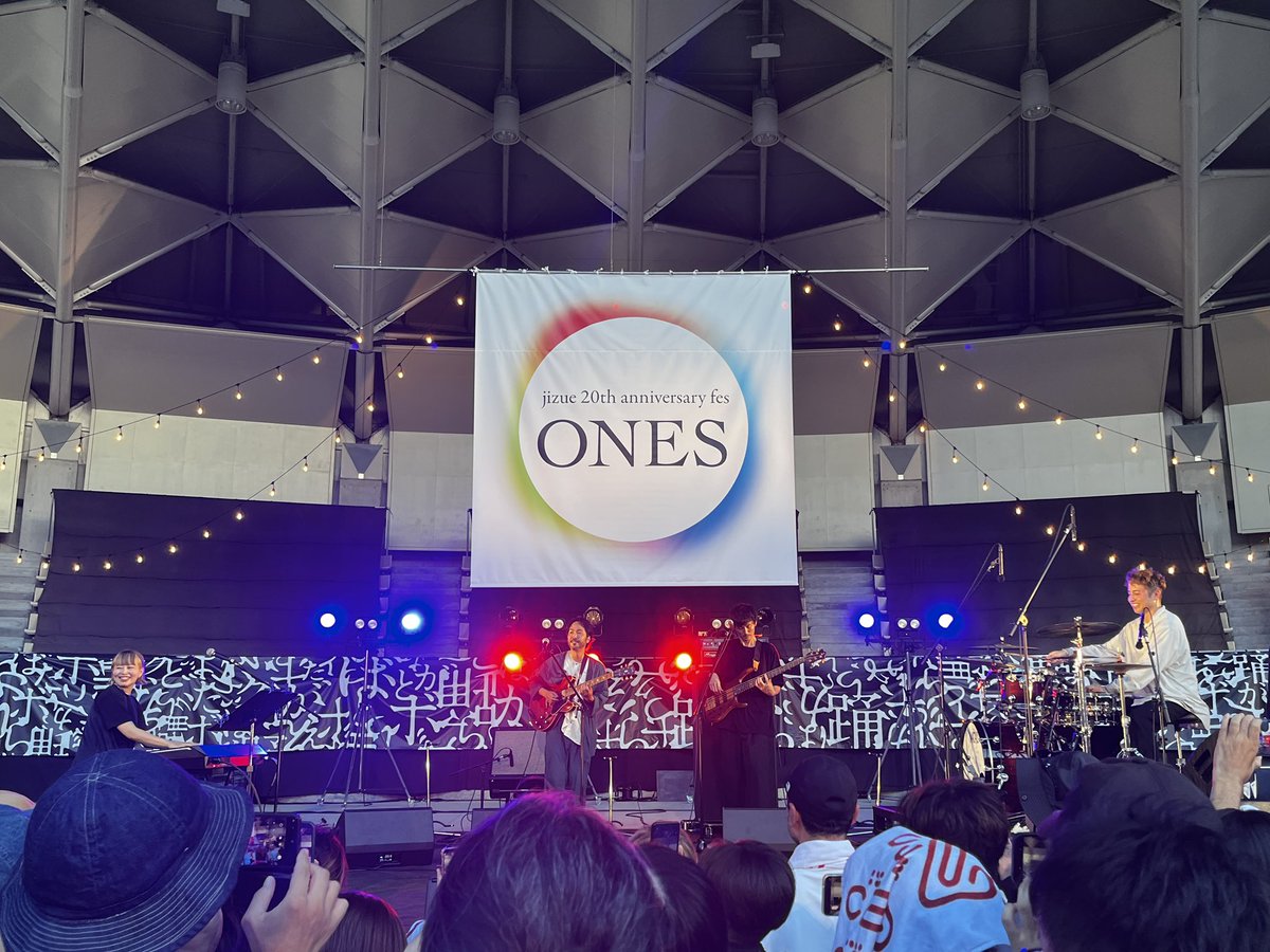 hiyoko_type3's tweet photo. #jizue
#jizue20th
20周年記念フェス「ONES」ちょう楽しかった
全5組全インストという攻めたラインナップだったけど残暑の野外で気持ちいい音楽に浸れました！ https://t.co/P0z6uO05nT