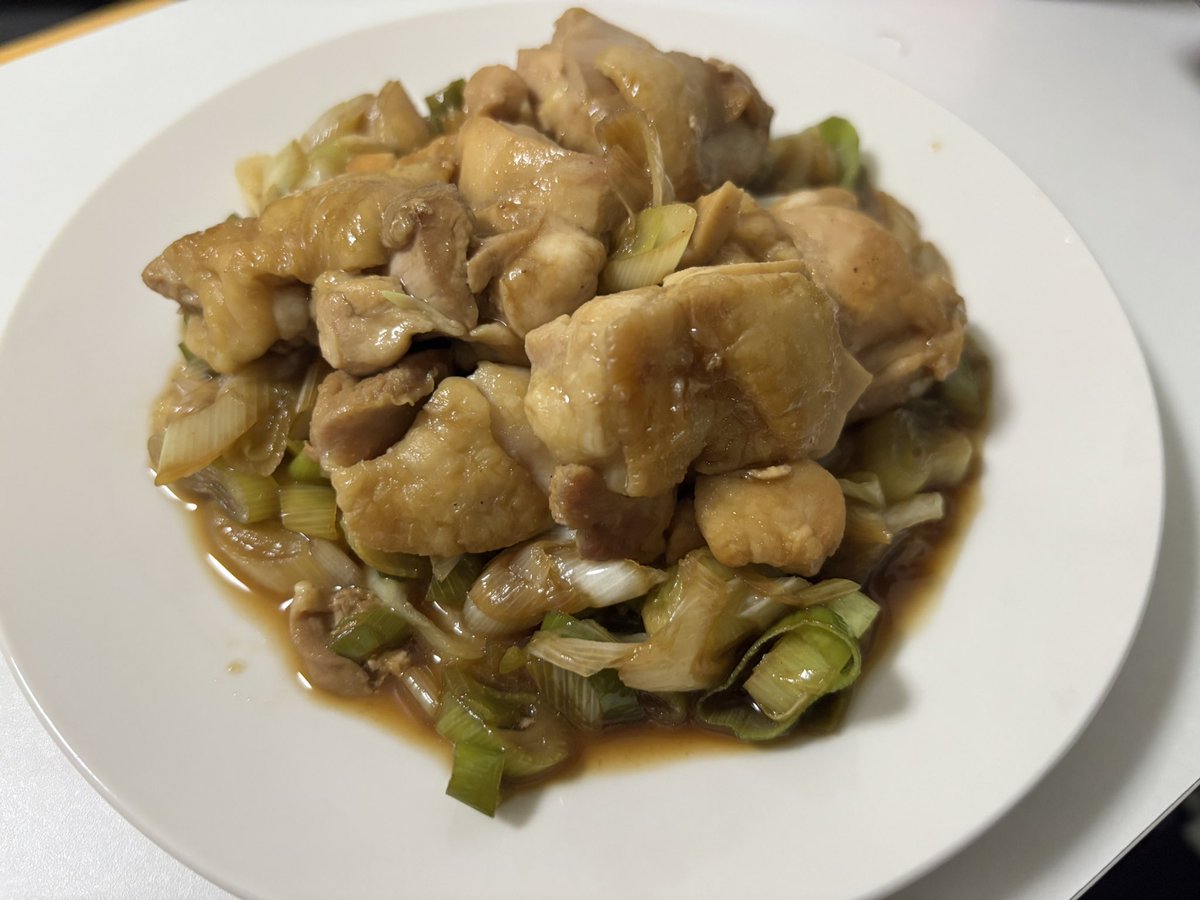 Kusuno___'s tweet photo. 久しぶりの料理投稿
鶏ももと長ネギのポン酢炒め～

…盛り付けが下手やなぁ… https://t.co/GxxkIk6znE