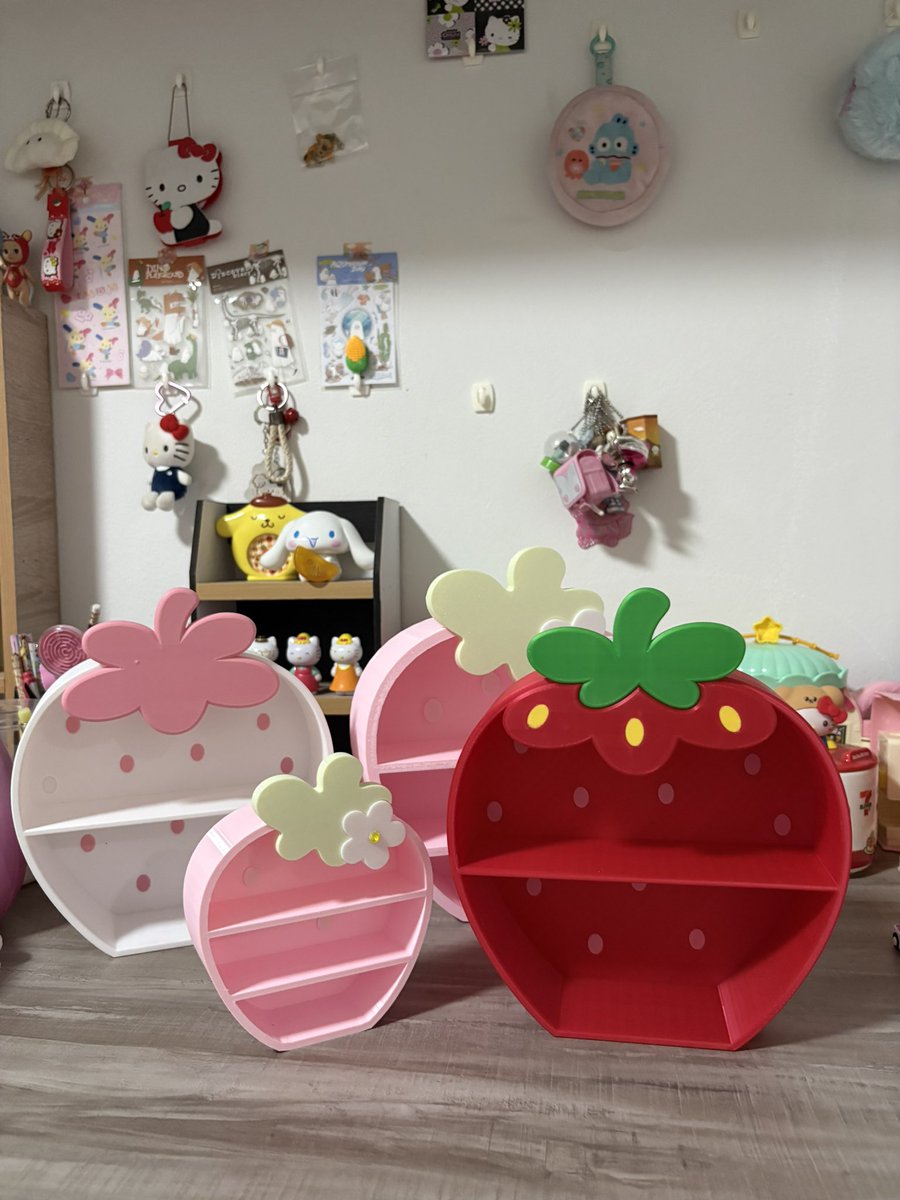 MolyMolyShop's tweet photo. รับพรีเรื่อยๆน้า 🍀🍓

🍧 ชั้นวางโมเดล สตอเบอรี่ 
🍥 ชิ้นใหญ่ 350.- / ชิ้นเล็ก 180.- รวมส่ง 

🐰 ชิ้นใหญ่มีสี แดง,ขาว,ชมพู
🍮 ชิ้นเล็กมีแค่สีชมพู 
🚗 รอของประมาณ 10-20 วันค่ะ 

#ตลาดนัดsanrio #ของเล่นญี่ปุ่นมือสอง #ตลาดนัดเฟรมการ์ด #ตลาดรวมด้อม #โมเดล #ชั้นวางโมเดล https://t.co/UqXPU2RU1E