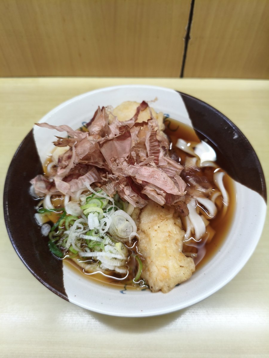 noshimochi's tweet photo. 結局名古屋→東京まで永遠と大きい声でだらだらくだらない話を１時間40分程度してました。

私は同僚だとしても仕事帰りはバラバラで帰る派です。
気を使わないからね。

写真は新幹線ホームで食べたイカ天きしめん（温）です。 https://t.co/EpUh3siV2m