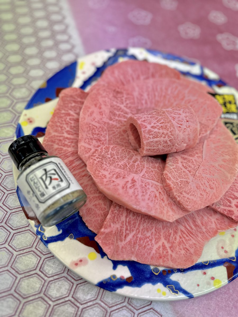 hokkai_niku's tweet photo. 花補佐牧場(阿波華牛)ミスジ
感動レベルで美味しいです。
肥育環境��良く、成長ホルモン剤不使用。
精肉店の仕事は、牛や豚などの商品が「どうやって育ってきたか」「どこで産まれたか」「どういう血統か」など。
お客さんが見えない所へどこまで拘れるか。
安すぎるもんには裏があります。 https://t.co/tRg0BeiPdg