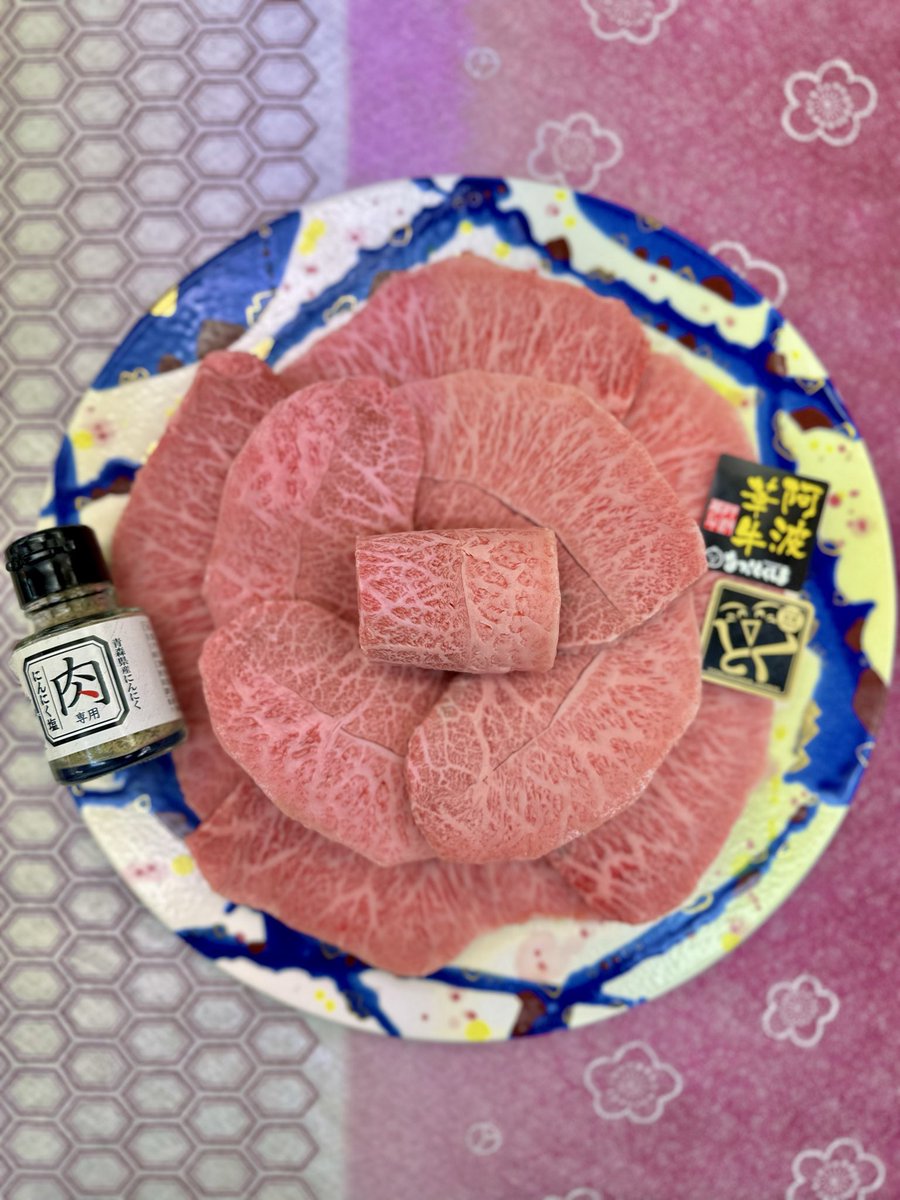 hokkai_niku's tweet photo. 花補佐牧場(阿波華牛)ミスジ
感動レベルで美味しいです。
肥育環境��良く、成長ホルモン剤不使用。
精肉店の仕事は、牛や豚などの商品が「どうやって育ってきたか」「どこで産まれたか」「どういう血統か」など。
お客さんが見えない所へどこまで拘れるか。
安すぎるもんには裏があります。 https://t.co/tRg0BeiPdg