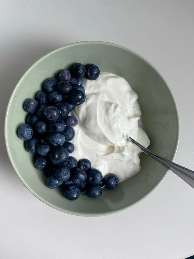Clipstobeviral's tweet photo. 6 food combinations to get you looking more defined without complicating your diet:

1. Blueberries + Greek yogurt. https://t.co/7ugRx99o9B