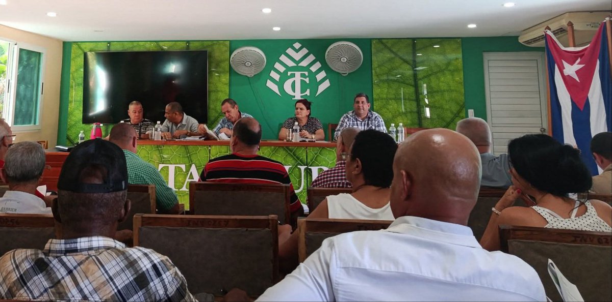 YamileRamosCord's tweet photo. Con representantes del sector forestal evaluamos sus avances en la implementación de las transformaciones  económico- sociales y la responsabilidad en generar más brenes y servicios para el pueblo.  #UnidosXCuba #PinardelRío https://t.co/f6DNmmvXil