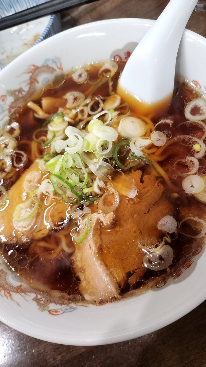 you_dissembler's tweet photo. 古久龍@富山市、中華そば。念願の初訪問。動物系ベースだがカエシの効果か？程よい酸味も感じられ、かなり美味い。麺は中太の縮れ麺。程よく柔らかく、味の染みたチャーシューに、やや柔らかく仕上げられたメンマ。終盤は背徳的に、すりおろしニンニクで味を変えたほうが良い。 https://t.co/aGiL7Igw8c