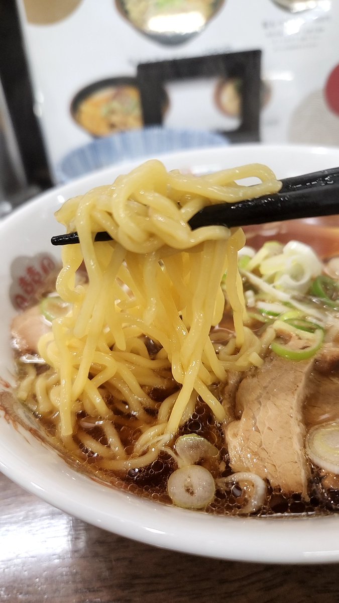 you_dissembler's tweet photo. 古久龍@富山市、中華そば。念願の初訪問。動物系ベースだがカエシの効果か？程よい酸味も感じられ、かなり美味い。麺は中太の縮れ麺。程よく柔らかく、味の染みたチャーシューに、やや柔らかく仕上げられたメンマ。終盤は背徳的に、すりおろしニンニクで味を変えたほうが良い。 https://t.co/aGiL7Igw8c