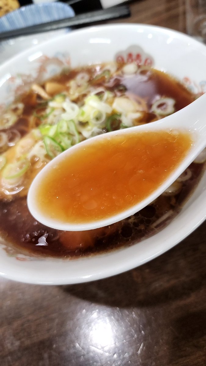 you_dissembler's tweet photo. 古久龍@富山市、中華そば。念願の初訪問。動物系ベースだがカエシの効果か？程よい酸味も感じられ、かなり美味い。麺は中太の縮れ麺。程よく柔らかく、味の染みたチャーシューに、やや柔らかく仕上げられたメンマ。終盤は背徳的に、すりおろしニンニクで味を変えたほうが良い。 https://t.co/aGiL7Igw8c