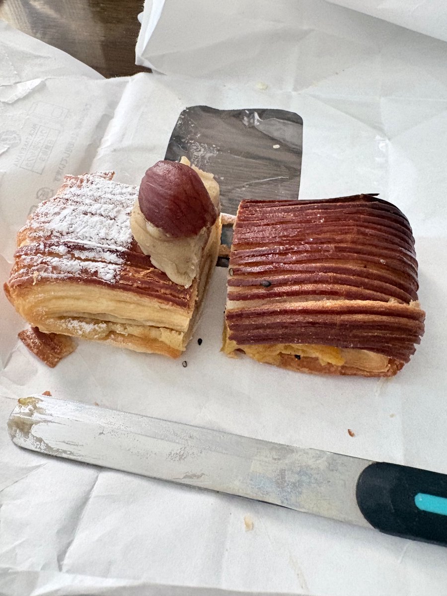 0N_Ra_'s tweet photo. 博多阪急でポンデライオンと写真撮ったり、スイスの🌰と🍠の2種買って友達と半々こしたり、高知のチーズケーキ食べたり、ピンズで1発で欲しいの出したりしました https://t.co/Yq52KCwGDm