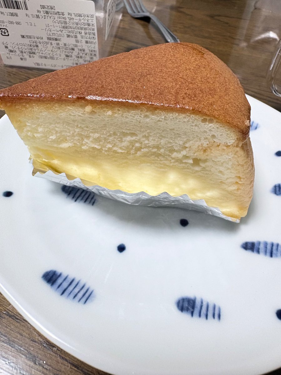 0N_Ra_'s tweet photo. 博多阪急でポンデライオンと写真撮ったり、スイスの🌰と🍠の2種買って友達と半々こしたり、高知のチーズケーキ食べたり、ピンズで1発で欲しいの出したりしました https://t.co/Yq52KCwGDm