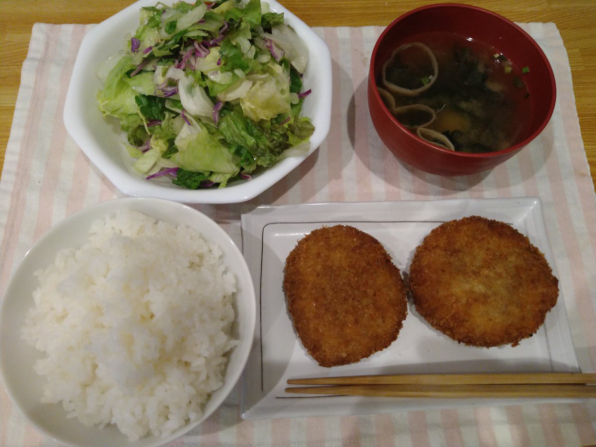 11th_'s tweet photo. 久々のメンチカツ定食（￣人￣） https://t.co/BQLARdWBAq