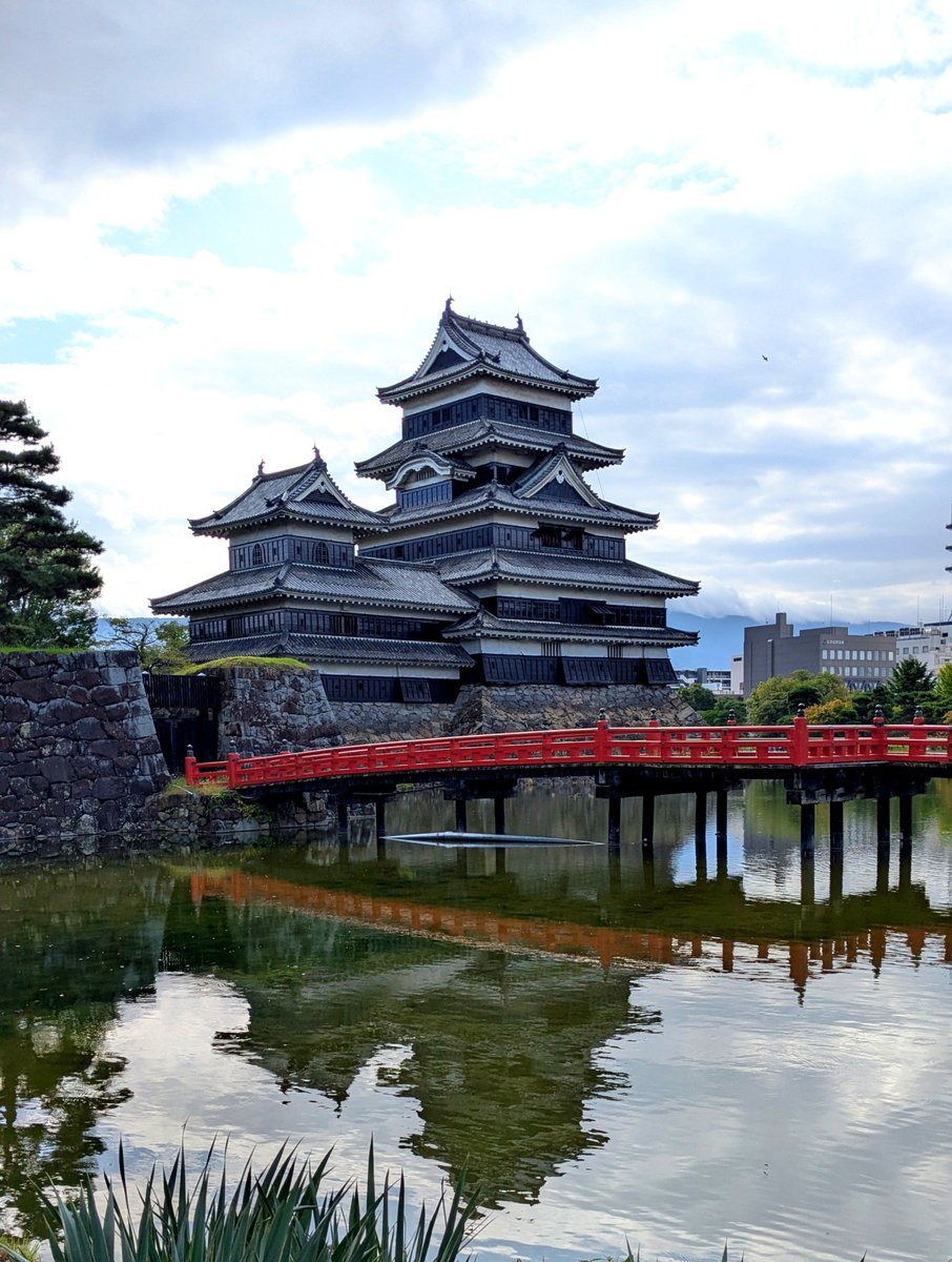 hitosunafu's tweet photo. 久々に松本城の写真撮りました🏯📸
ま
観光客は外国のかたがたくさんいました。

この前、浅岡さんと小田さんが、同じく国宝の姫路城に行ってたけど、浅岡さんは松本城は見に来たことあるのかなあ😃 https://t.co/AVXFyoi56v