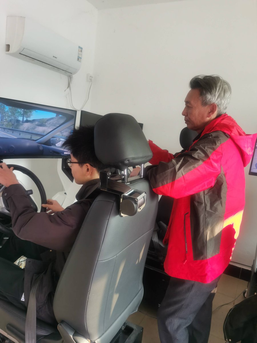 VinaGuidetsj's tweet photo. Mi primer aprendizaje al volante fue una mezcla de nervios y risas, ahora ya controlo el coche sin dejarme llevar por el pánico https://t.co/F56caA0ZMc