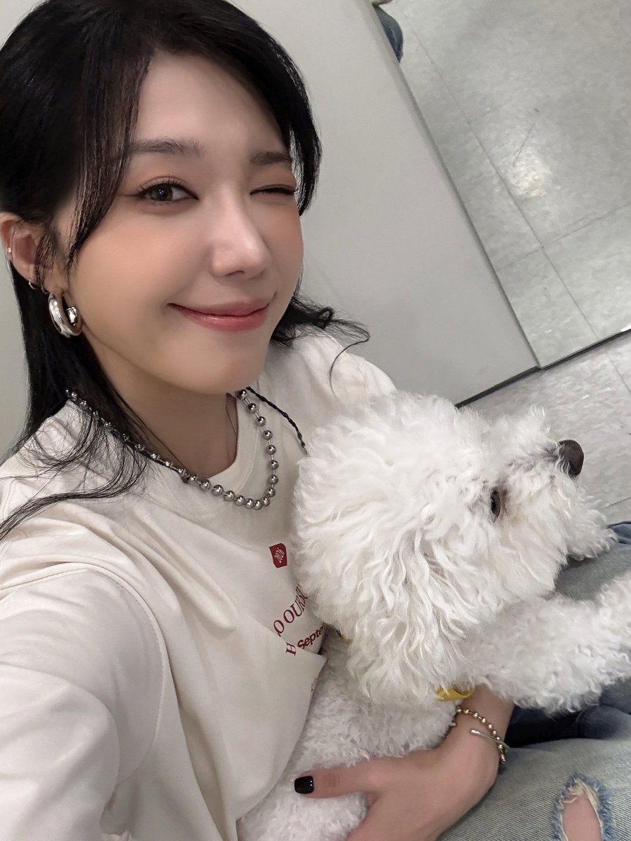 JeongEunJi_X's tweet photo. [#정은지]

[SUMMER, I] 2일차!❤️‍🔥
여러분 모두 어제 오늘의 낭만과 함께 행복하고 즐거운 하루하루가 가득했으면 좋겠습니다!

우리 곧 다시 만날 수 있겠죠?😉

그날을 기다리며 또 만나요! 🙌🏻

#은지 #JEONGEUNJI
#JEONGEUNJI_SOLO_CONCERT
#SUMMER_I https://t.co/f1EwR85ndz