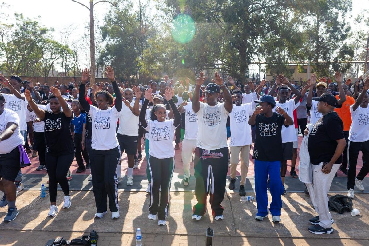 JustinNsengima's tweet photo. 📸 Un dimanche matin de sport communautaire à #KigaliYacu ! 🏃🏾‍♀️🚴🏾‍♂️💪🏾

Ce matin, les habitants des trois districts de la Ville @CityofKigali étaient nombreux au rendez-vous pour le #CarFreeDay, notre activité sportive communautaire organisée deux fois par mois.

Au programme : marche, course à pied, vélo, aérobic, gymnastique et bien d’autres activités sportives pour bouger, se retrouver et prendre soin de notre santé.

Les participants ont également pu bénéficier d’un dépistage volontaire et gratuit des maladies non transmissibles (MNT), ainsi que de conseils pour adopter de bonnes habitudes au quotidien.

Faire de l’exercice, c’est bon pour la santé. Et à Kigali, on fait du sport ensemble ! 💪🏾

#BeatNCDs
#HeheNicyuma
#KigaliYacu