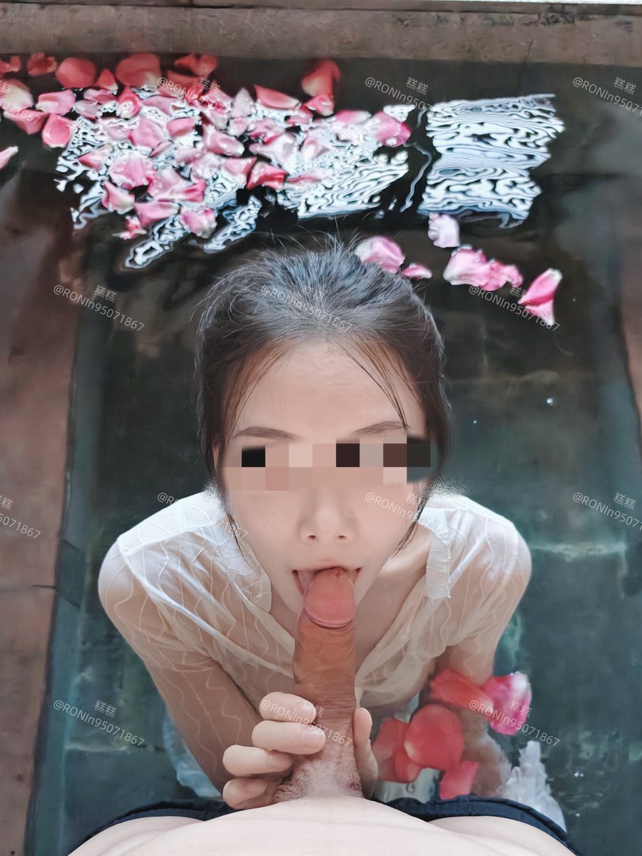 RONIn95071867's tweet photo. ��着花瓣的水面倒映出清纯的面容
嘴已经把鸡巴含进去了
口便器随时待命
@AsianSwings4
#反差 #口交 #淫妻 https://t.co/mROhlD1OCZ