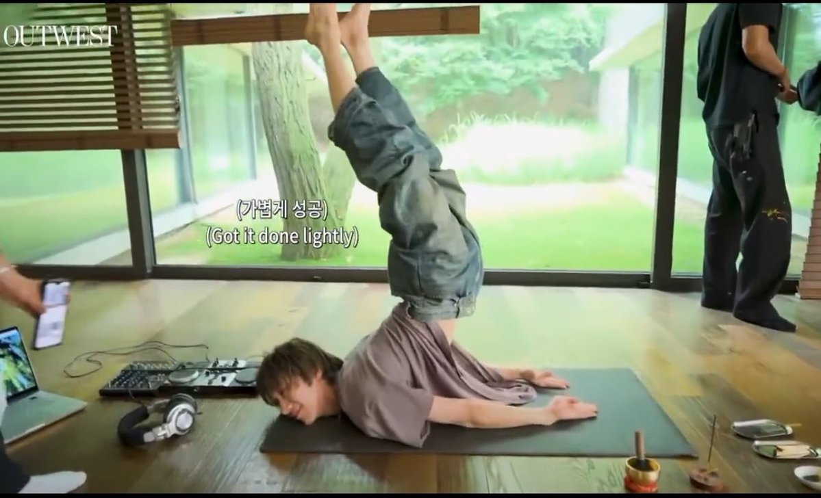 t00ten's tweet photo. Koreans are so excited about this move because the pose Ten was asked to do was inspired by Oldboy The actor trained seriously in yoga, yet still needed a harness to support his leg for the shot 
However, Ten just lifted his leg and held it effortlessly https://t.co/NoRlB4ZQ00