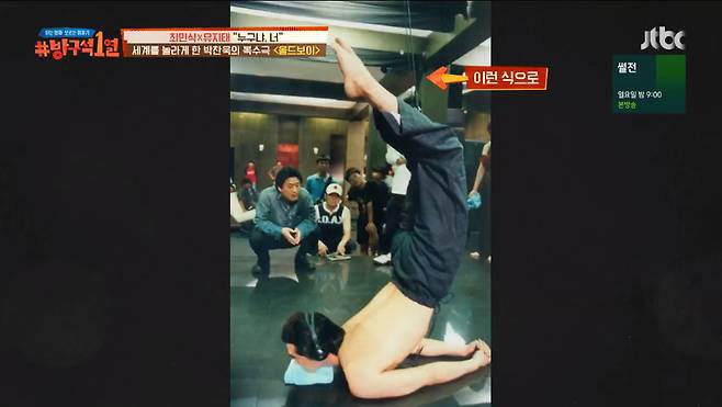 t00ten's tweet photo. Koreans are so excited about this move because the pose Ten was asked to do was inspired by Oldboy The actor trained seriously in yoga, yet still needed a harness to support his leg for the shot 
However, Ten just lifted his leg and held it effortlessly https://t.co/NoRlB4ZQ00