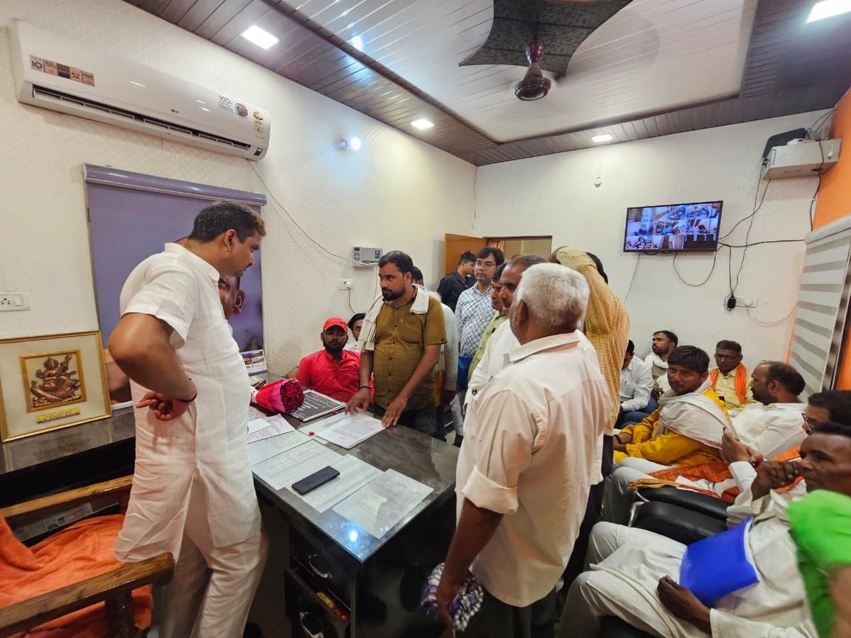 MLCVishalSingh's tweet photo. आज गाज़ीपुर प्रकाश नगर स्थित समाधान कार्यालय पर गाज़ीपुर जनपद के कोने - कोने से आये हुए आमजनमानस एवं जनप्रतिनिधिओ की समस्याओ से अवगत होकर उनकी समस्याओं के समन्धित विभाग एवं अधिकारियो को जल्द से जल्द निस्तारण हेतु निर्देशित किया। 

@myogiadityanath @BJP4UP https://t.co/DYZKZ4BG8N