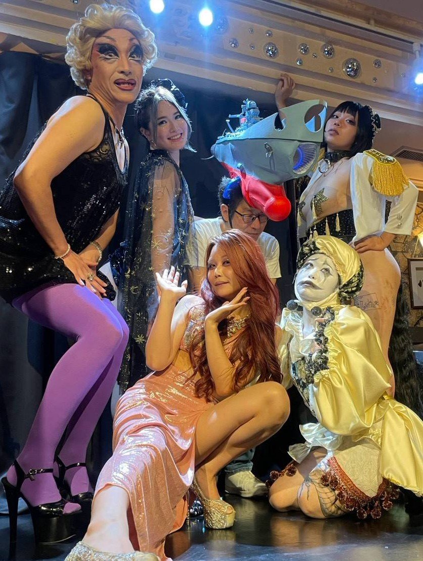 IlTn065AS1QDKof's tweet photo. 昨晩の祇園バルバラのバースデーイベントに紛れ込んだ工作おじさん。 https://t.co/XIP322l450