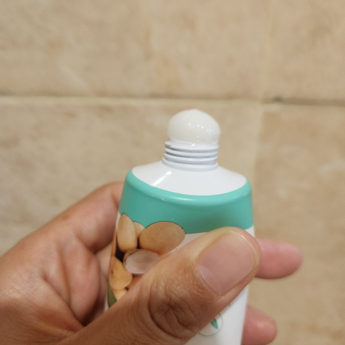 AizaSan's tweet photo. Baru cobain facial wash Sariayu. Harganya sangat terjangkau. Tekstur creamy dan saat dipakai dan dibersihkan tidak membuat kulit ketarik dan fungsinya benar benar membersihkan. Bangga sekarang produk lokal sebagus ini. https://t.co/LOfkb9z36A