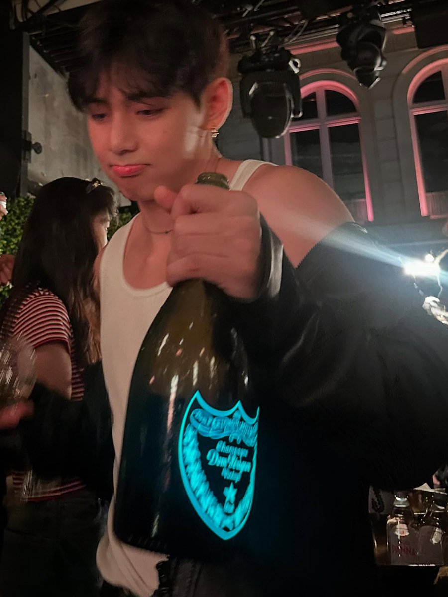 thvgaggedme's tweet photo. this taehyng in tank top https://t.co/v98FUB5HyB