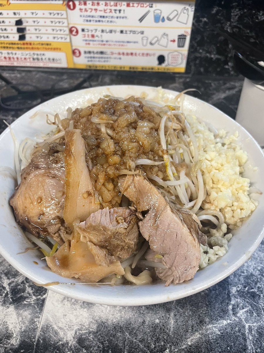 1000pandaa's tweet photo. あと2週間頑張れば二郎が食える🫨
今を楽しめ北九州も美味しいけどちょっと遠いんだよな🐼

#生存確認 https://t.co/aMH19d1tJB
