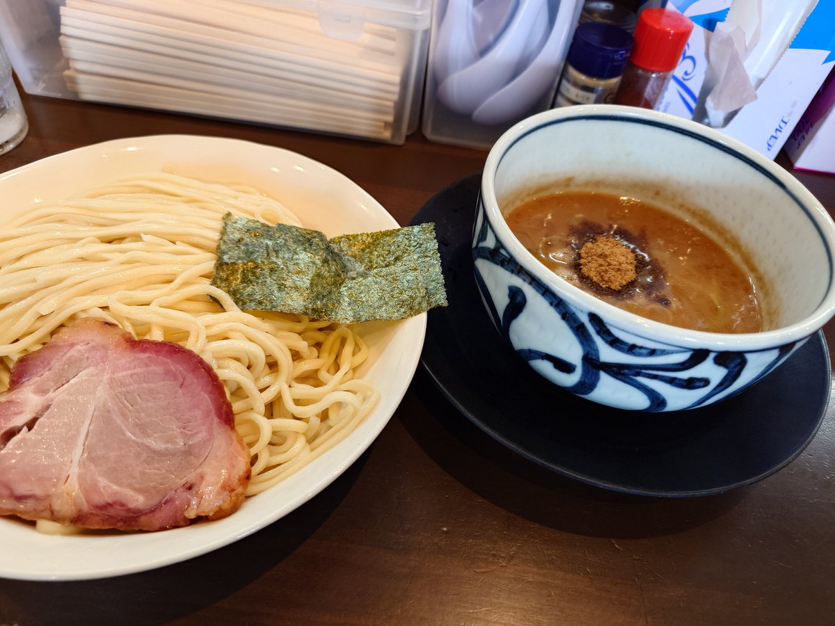 NineStar18's tweet photo. 静岡吉田🍜ラーメンますだや

鳥豚魚介つけ麺　中盛　1080円

風味抜群の激アツ濃厚スープにツヤコシある中太麺が最高に絡み合う一杯🤤
焼豚の旨味も楽しみつつ箸が止まるはずがなく完食🍜

#ラーメンますだや　 #濃厚つけ麺 https://t.co/W3QNZckgyX