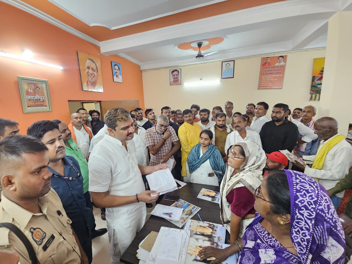 MLCVishalSingh's tweet photo. आज गाज़ीपुर प्रकाश नगर स्थित समाधान कार्यालय पर गाज़ीपुर जनपद के कोने - कोने से आये हुए आमजनमानस एवं जनप्रतिनिधिओ की समस्याओ से अवगत होकर उनकी समस्याओं के समन्धित विभाग एवं अधिकारियो को जल्द से जल्द निस्तारण हेतु निर्देशित किया। 

@myogiadityanath @BJP4UP https://t.co/DYZKZ4BG8N