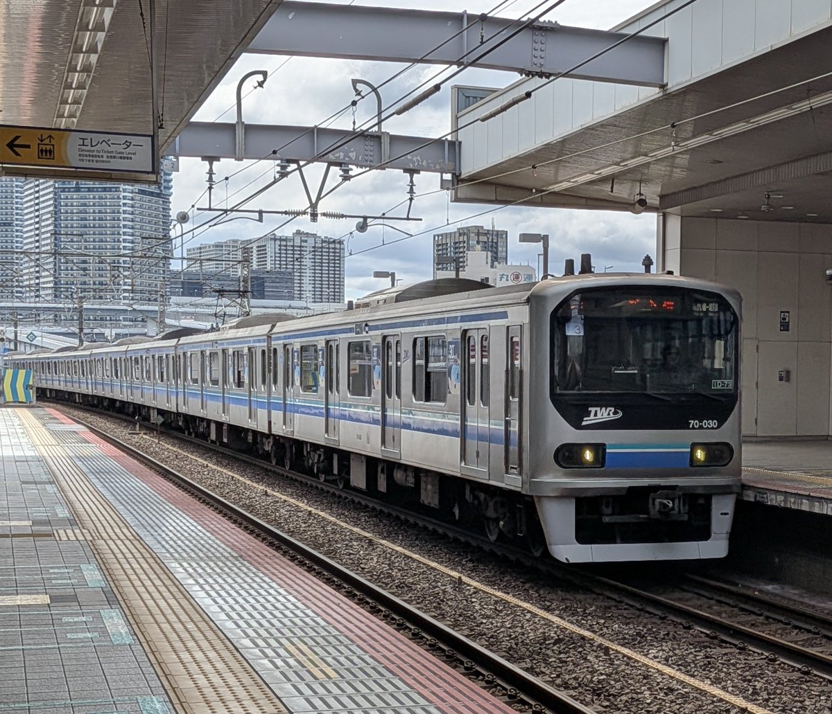 maikyYMoto's tweet photo. どんな経緯で乗ったのか忘れましたが、モノレールの旧式風塗装とキキラララッピングに会えました🚝
おまけ程度に行ったりんかい線で新車にも会えましたのでいい日でした😊

#東京モノレール
#りんかい線 https://t.co/LJwpOHhErH