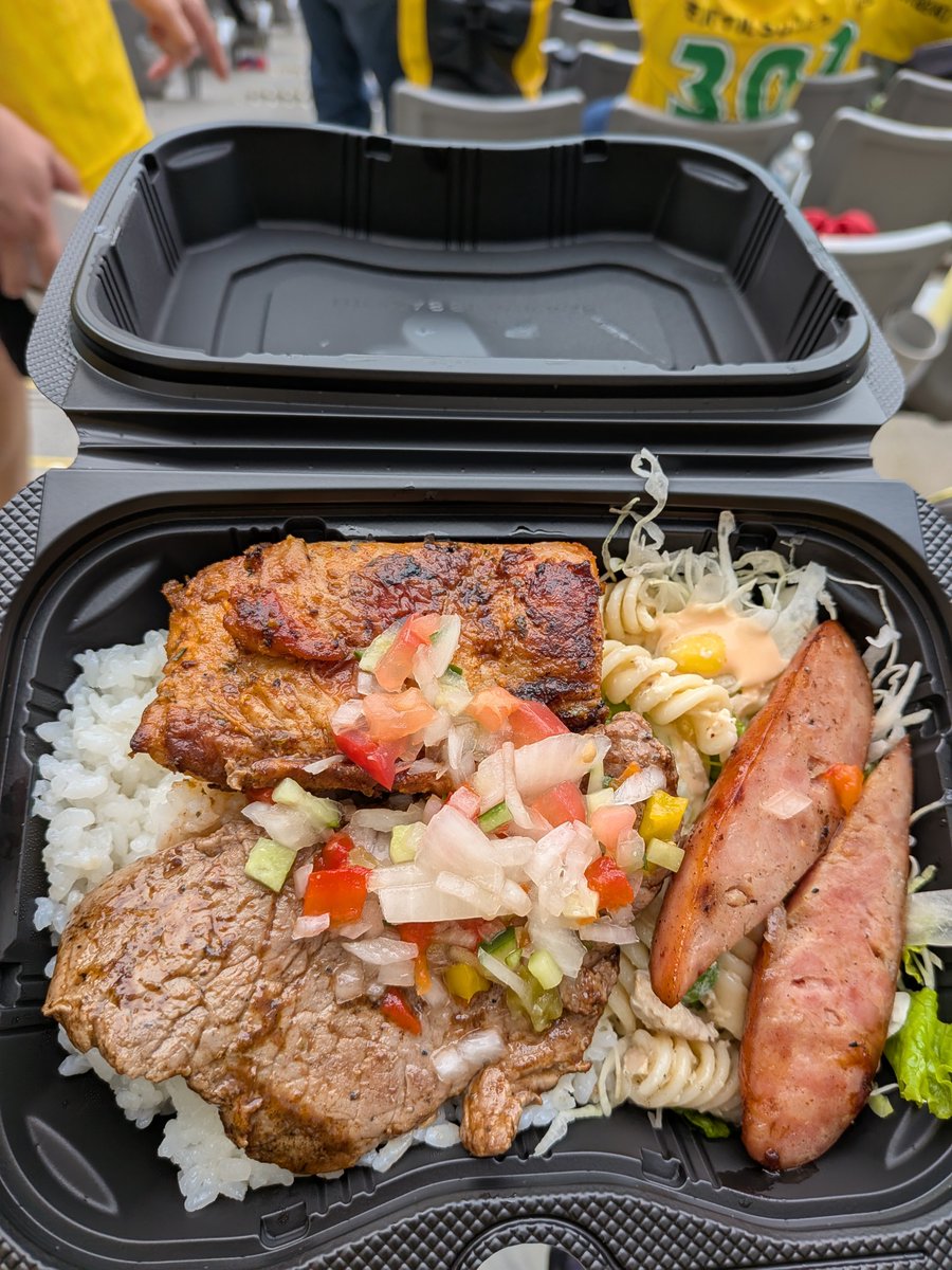 paint_it_yell's tweet photo. #キボンキッチンカー の #MIX弁当
。🍱🍖
#味スタ のヴェルディに来たら、これを食べるのが楽しみにしてる1品。😋
#quebom #jefunited #キボン #ジェフサポ東京遠征 https://t.co/eH40UqWPrs