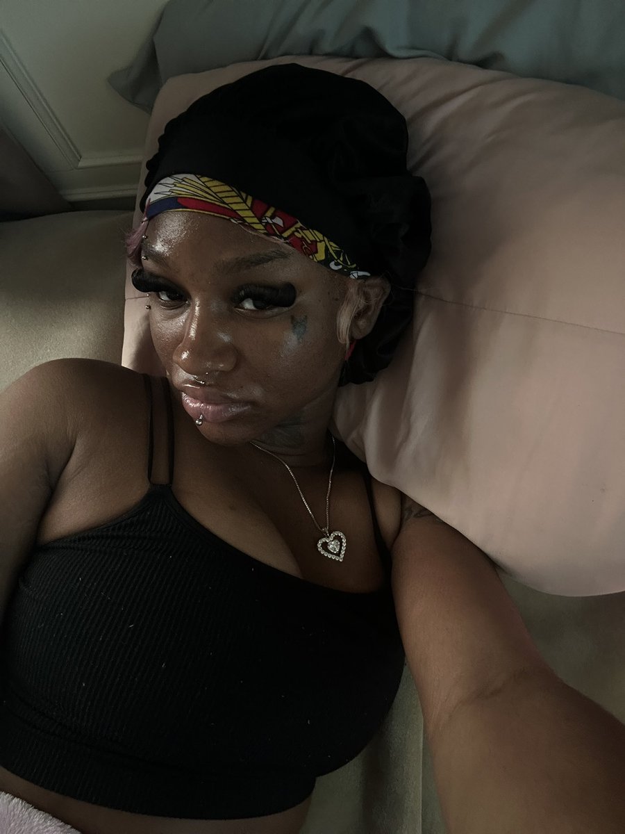 lilblik_'s tweet photo. just woke up https://t.co/cisTEaC29B