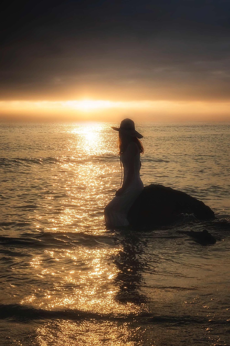WinnifredSef's tweet photo. Spent the whole morning chasing golden rays along the coastal cliff, sipping cold lemonade while watching waves crash below—sun-kissed and totally at peace. ， https://t.co/u6tczRxssk