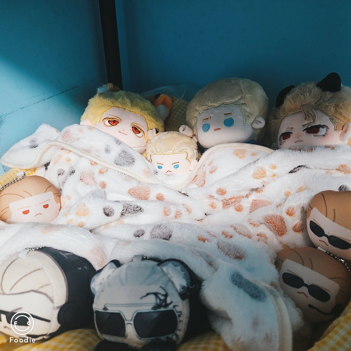 OstnY's tweet photo. Bloody hell, this bed is getting more and more cramped. https://t.co/H8GOCSWZxt