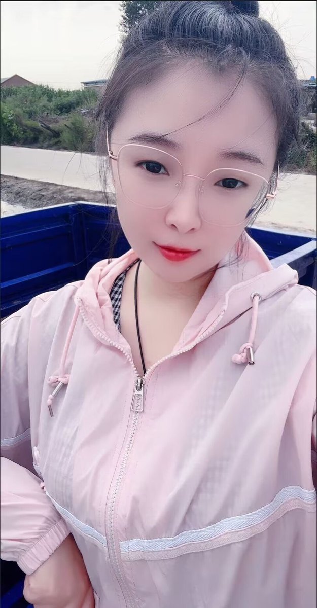 S1440404's tweet photo. 朋友的女神娇娇，既然你都说自己女神像不像一个骚逼了，那我也就用一下这个骚逼吧，毕竟这么诱人的眼镜婊谁不爱呢，真想把鸡巴捅进娇娇的骚嘴里，抱着她的头像草逼一样操她的嘴，最后射精的时候一半射到嘴里，一半射到她带着眼镜的骚脸上，你的女神娇娇只有这样才像你说的骚逼婊子了呢 #意淫 #身边人 https://t.co/uwS2UvHVuz
