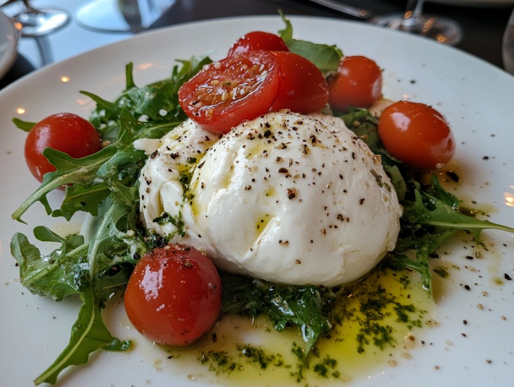 KieraTrear's tweet photo. Hoy comí una deliciosa ensalada de aguacate, tomate y queso fresco, ligera y llena de sabor. Perfecta para la cena!， https://t.co/eg7M1WgBZj
