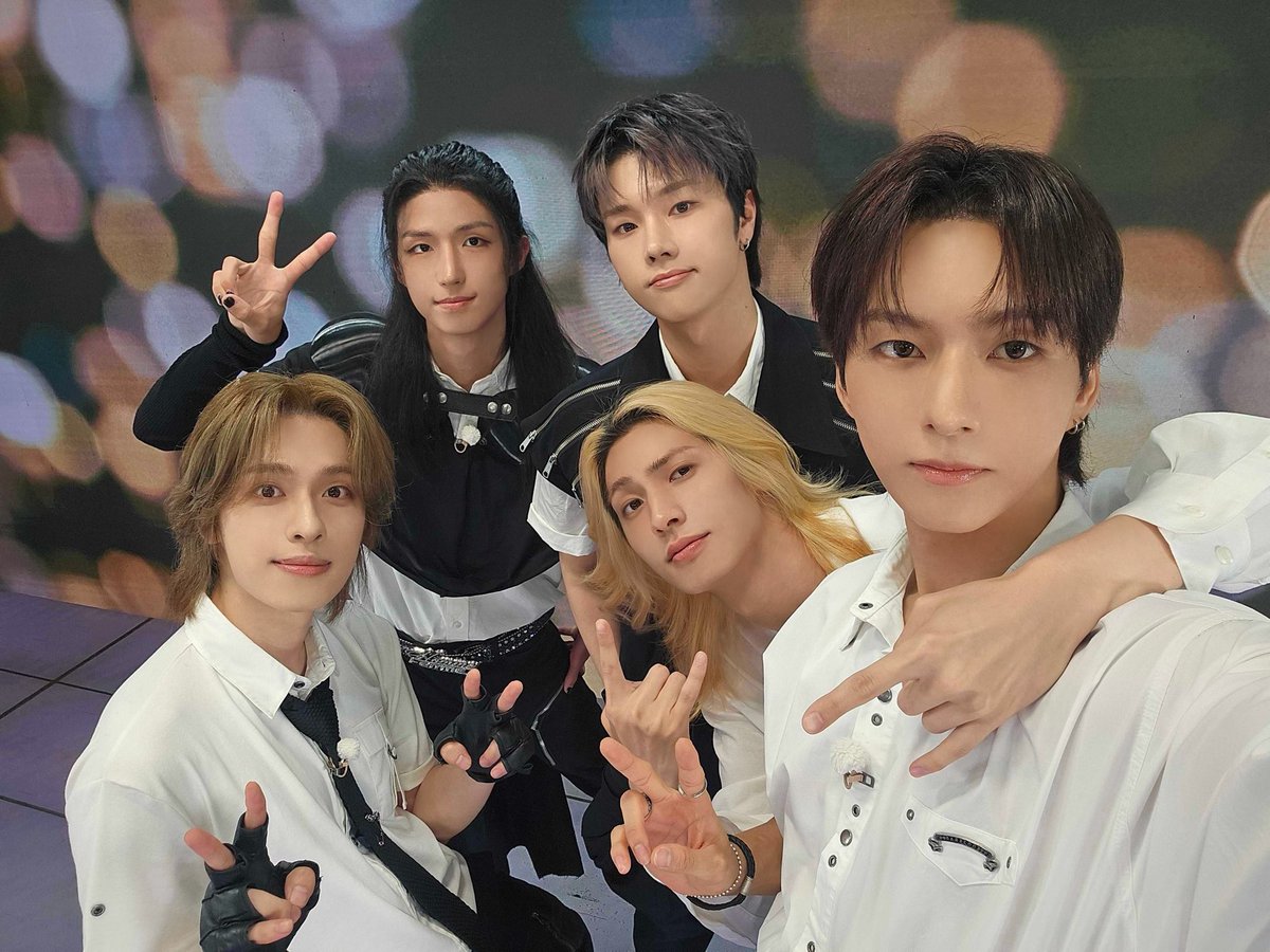 XH_official's tweet photo. [ #Xtra_Scenes ]

우리 히어로들이 런즈를 위해 이렇게나 무리해..💪
커피차와 함께 빌런즈의 웃음까지 사수완료😈❤️

#XdinaryHeroes #엑스디너리히어로즈
#kbskpop #돌박이일 
#WE_ARE_ALL_HEROES https://t.co/CkpLhtnn4I