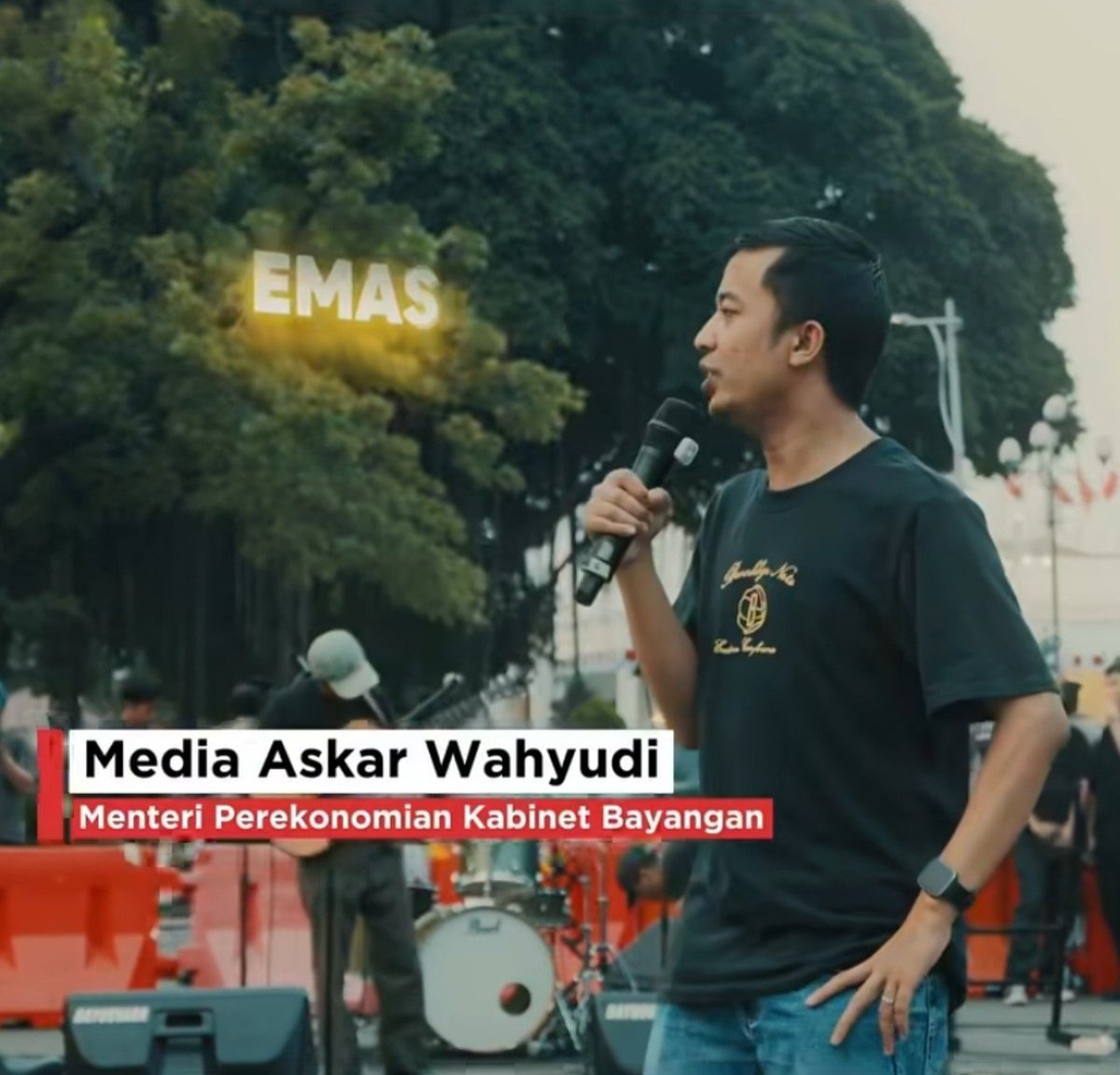 aditoss's tweet photo. Gak semua artis idolamu harus jadi aktivis. Gak semua aktivis layak diidolakan.

​Ada yang terjebak performative activism, sibuk bertindak seolah-olah vokal demi menjaga konsistensi brand, tapi ujung-ujungnya malah mengaburkan substansi isu yang seharusnya digaungkan.

​Ada juga kritikus ulung yang dulu garang berdialektika menelanjangi satu rezim, tapi mendadak melempem saat rezim berganti. Hobi "mendungukan" orang di layar TV, tapi makin ke sini narasinya makin abstrak dan tanpa arah. Pada akhirnya, dialektika tajam itu cuma buat komoditas pribadi melanggengkan peran sebagai pengisi tetap di acara TV.

​Realitanya, setiap orang bergerak sesuai struktur insentif dan risk tolerance masing-masing. Akun dengan 200 followers bisa bebas melempar kritik tanpa risiko apa pun. Tapi buat figur publik dengan jutaan followers, tiap kata punya dampak ke keselamatan karir dan keluarganya. Kamu gak bisa dan gak boleh memaksa keberanian orang lain.

​Makanya, stop mengkultuskan figur. Berharap pada personal itu cuma cara lain merencanakan kekecewaan.

​Fokus ke narasinya, bukan orangnya. Dukung siapa pun yang saat ini melantangkan isu-isu sosial tersebut tanpa takut. Kalau besok dia berbelok, tinggalkan, lalu cari orang lain yang masih konsisten membawa gagasan yang sama.

Hari ini, saya mendukung Media Askar karena gagasan dan pemikirannya yang konsisten, karena narasi yang disampaikan selalu berlandaskan data dan riset yang kuat. 

Gimana besok? Kita belom tau.